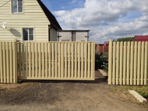 Ворота откатные из евроштакетника - пример 12 фото в Деденево