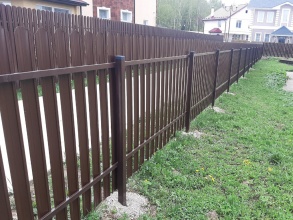 Забор из евроштакетника с утрамбовкой щебнем 70 метров фото в Деденево