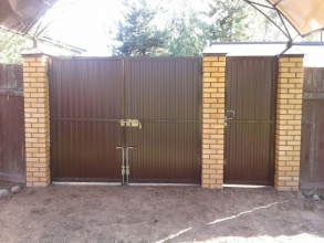 профнастил с распашными воротами - пример 11 фото в Деденево