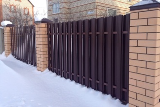 Забор из евроштакетника в шахматном порядке 30 метров фото в Деденево