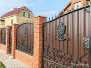 Кирпичный забор с ковкой  150 метров фото в Деденево
