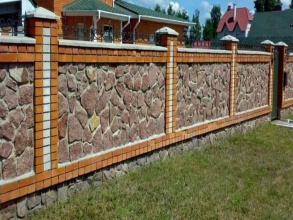 Кирпичный забор с камнем 12 метров фото в Деденево