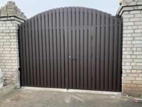 Ворота распашные из евроштакетника - пример 2 фото в Деденево