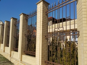 Кирпичный забор с ковкой  10 метров фото в Деденево