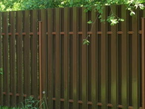 Забор из евроштакетника с бетонированием столбов 12 метров фото в Деденево