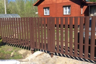 Забор из евроштакетника с забивными столбами 300 метров фото цена за метр