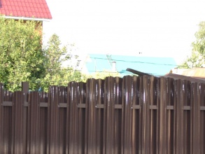 Забор из евроштакетника на ленточном фундаменте 10 метров фото в Деденево