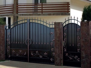 Кованые распашные ворота - пример 9 фото недорого под ключ