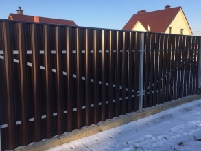 Забор из евроштакетника в шахматном порядке 10 соток фото в Деденево