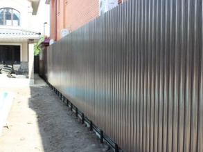 Забор из евроштакетника на ленточном фундаменте 57 метров фото в Деденево