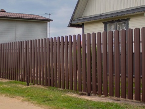 Забор из евроштакетника с забивными столбами 200 метров фото в Деденево